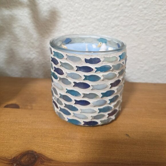 Glass Jar Blue and White Shaded Fish with Seashells Blue Candle - New - Picture 3 of 3